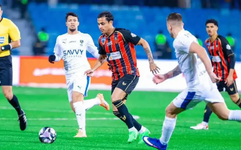 لقطة أثارت الجدل.. ماذا فعل نجم الهلال تجاه شقيقه بعد طرده بمباراة الرياض؟